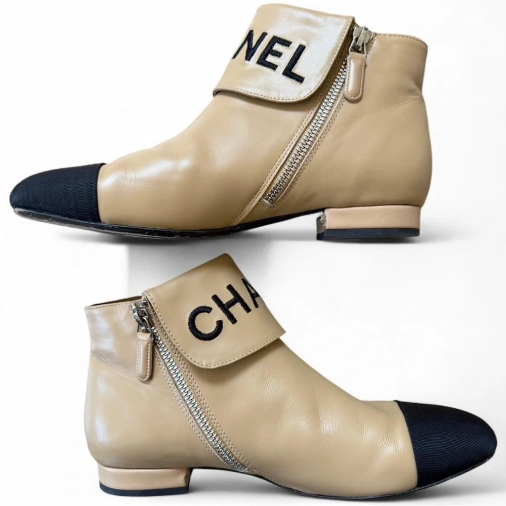 CHANEL fold-over flat ankle boots in lambskin leather - Picture 2 of 10